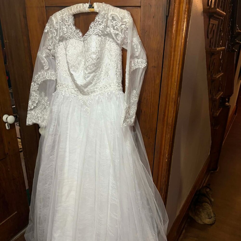 NWT Long Faeriesty Luxury embroidery Long Sleeve Wedding Dress Gown Size 14